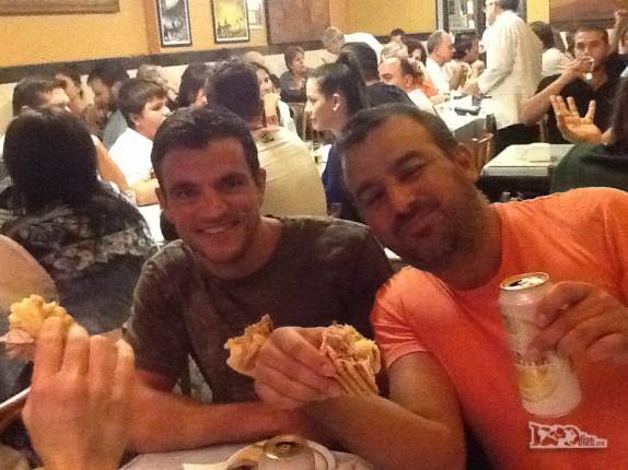 O Valentín e o àlvaro no popular cervantes, no Rio de Janeiro